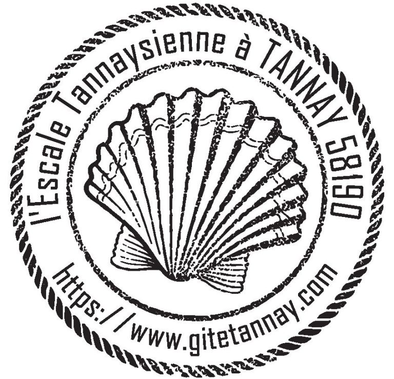 Rue pavée bordée de bâtiments en pierre et tour d'église au fond, sous un ciel bleu.