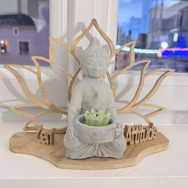 Coucher de soleil brillant au-dessus d'un paysage de collines.